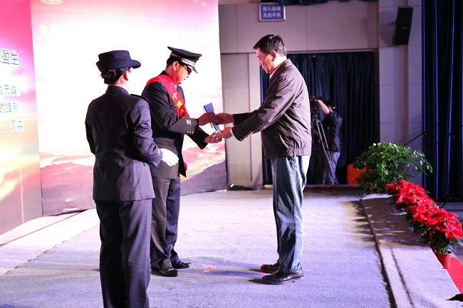 厅长冷华为获奖民警颁奖