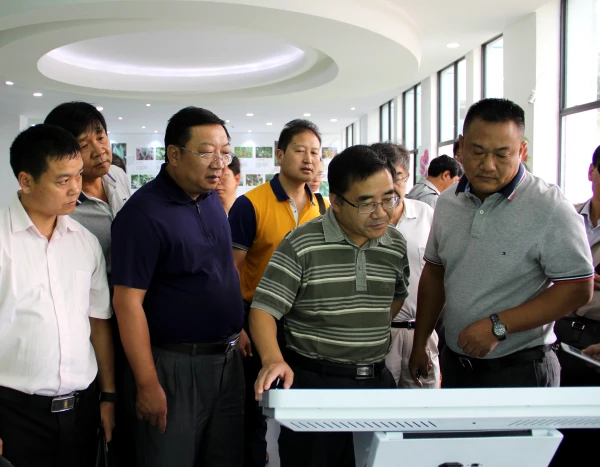 参会代表参观摩尔农庄